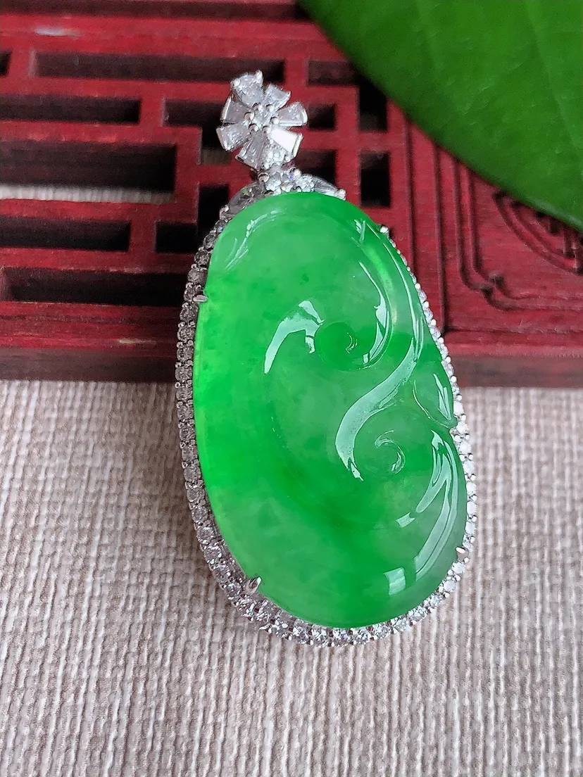 天然A货翡翠18K金伴阳绿如意吊坠尺寸41.6×20.6×10.2裸石30.6×17.8m量12.00g 0715