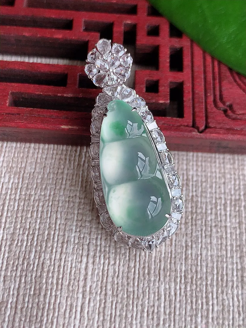 天然A货翡翠18K金伴飘花四季豆福豆平安豆吊坠尺寸35.3×14×11.3裸石21.5×9.8m量5.62g 0715