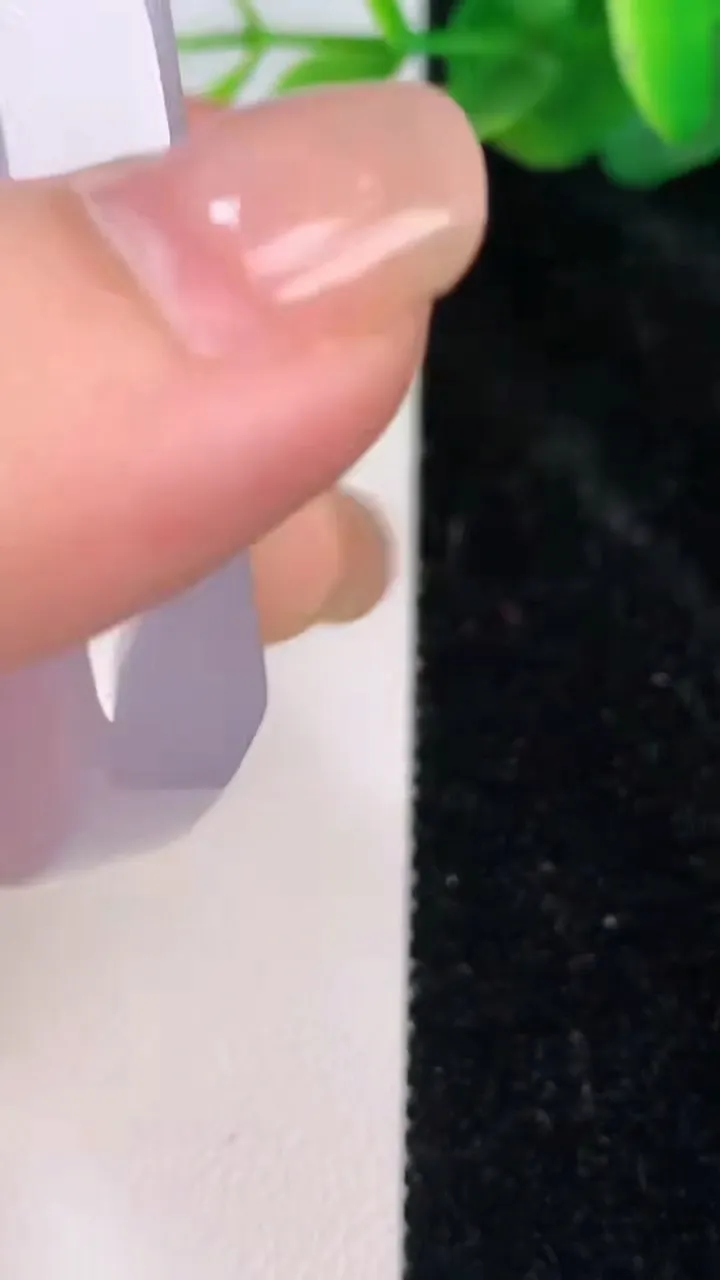 天然A货翡翠春带彩紫罗兰仿古无事牌吊坠，尺寸52.7-44-10，重量:64.07g
7月17日