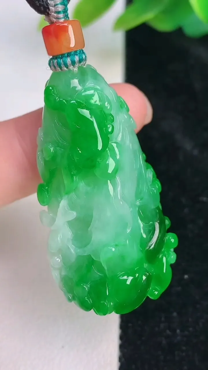 天然A货翡翠白菜吊坠，尺寸38-21.8-11，重量:19.84g
7月17日