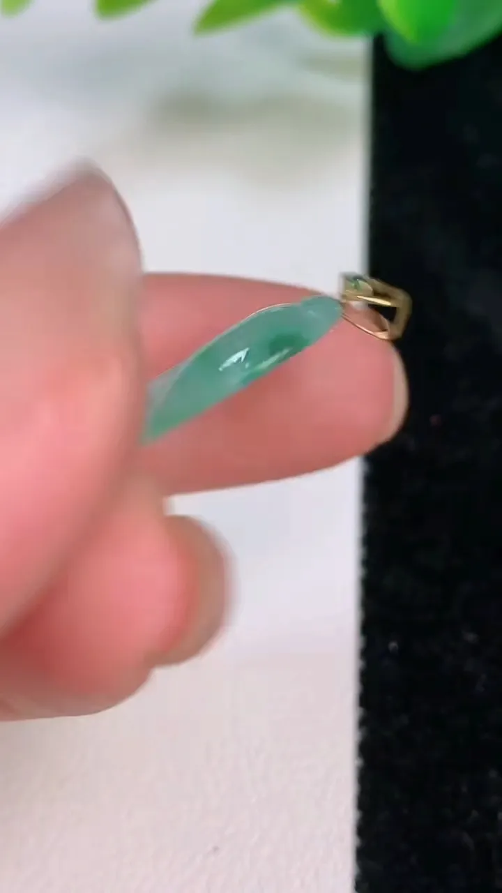 天然A货翡翠金枝玉叶 叶子吊坠，尺寸31-17.8-3.2，重量:3.55g
7月17日