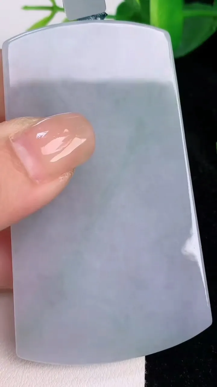 天然A货翡翠春带彩紫罗兰无事牌吊坠，尺寸70.8-40.8-5.7，重量:51.80g
7月17日