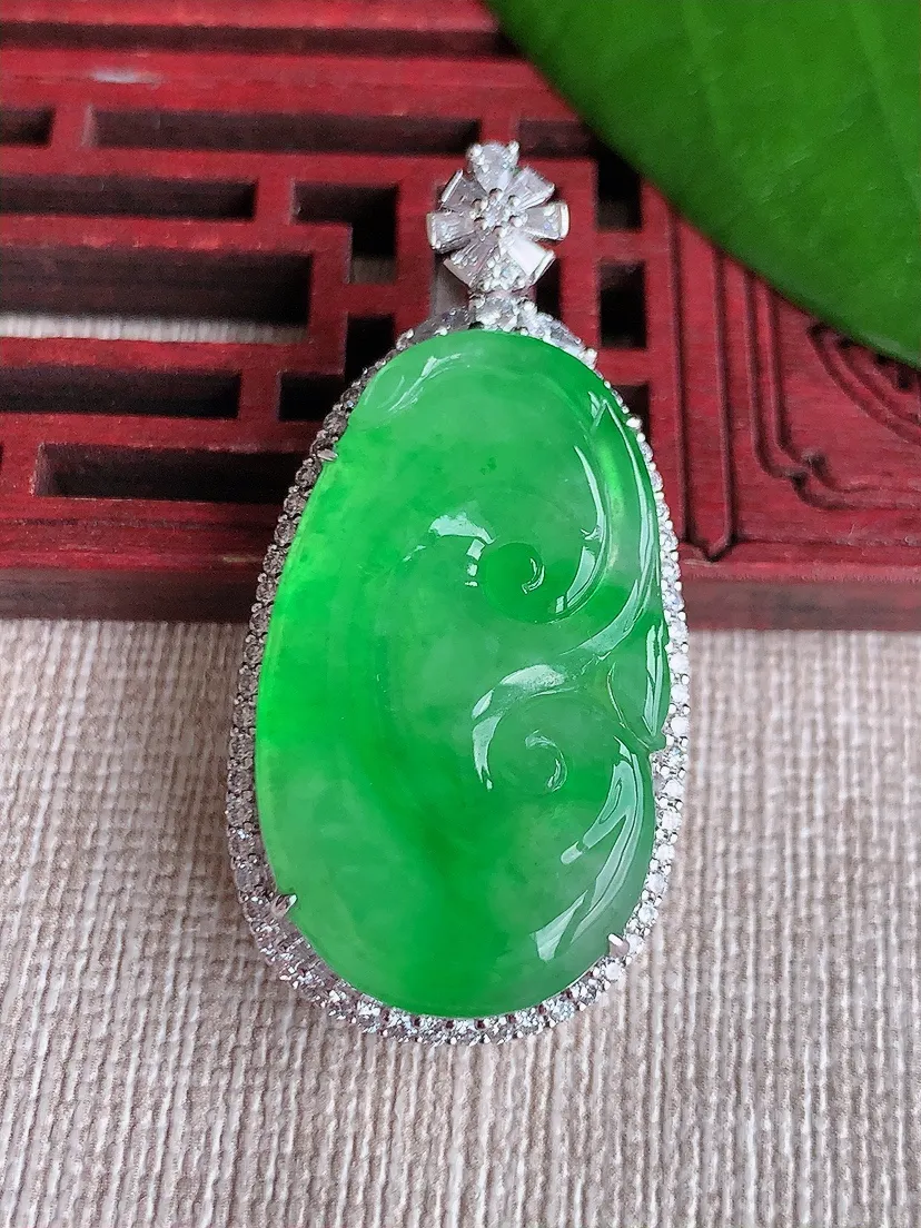天然A货翡翠18K金伴阳绿如意吊坠尺寸41.6×20.6×10.2裸石30.6×17.8m量12.0