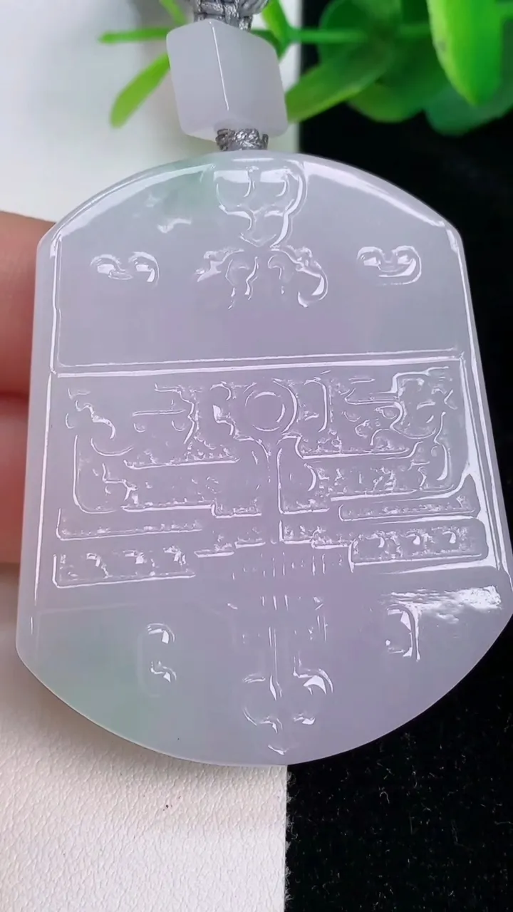 天然A货翡翠春带彩紫罗兰仿古无事牌吊坠，尺寸52.7-44-10，重量:64.07g
7月17日