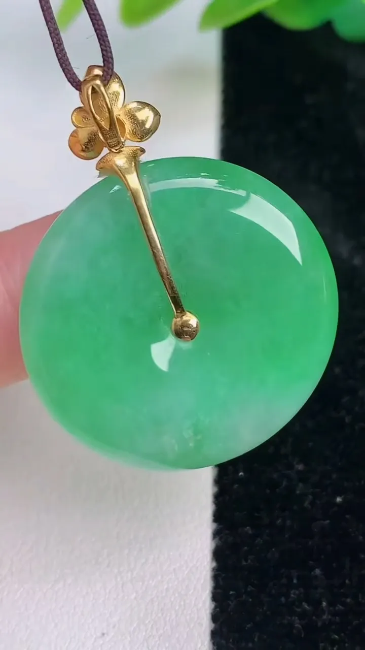 天然A货翡翠平安扣吊坠，尺寸27.6-5.2，重量:9.13g
7月17日