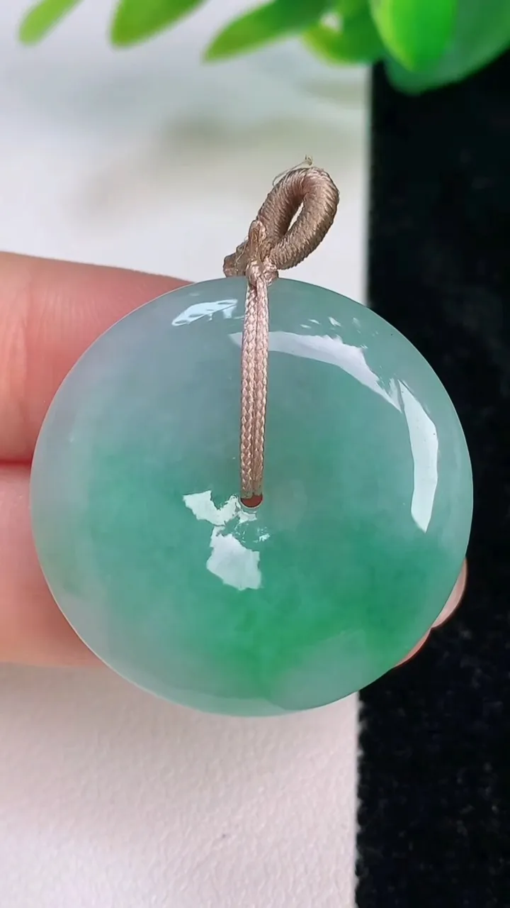 天然A货翡翠平安扣吊坠，尺寸30-5.8，重量:11.25g
7月17日
