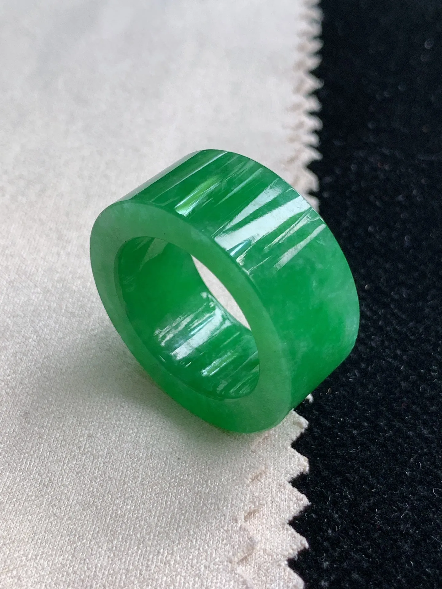 天然A货翡翠阳绿素面扳指尺寸19.4×11×4.3m量11.70g 0715