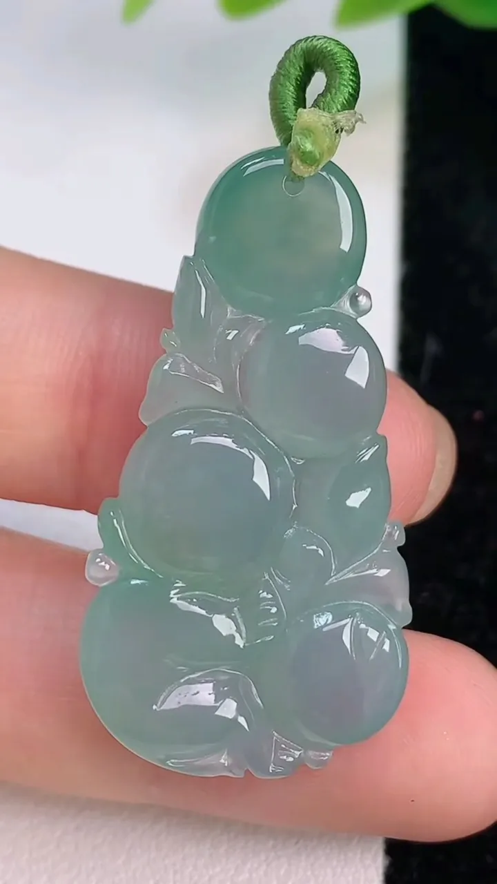 天然A货翡翠生肖猴吊坠，尺寸38.4-20.3-5.7，重量:7.47g
7月17日