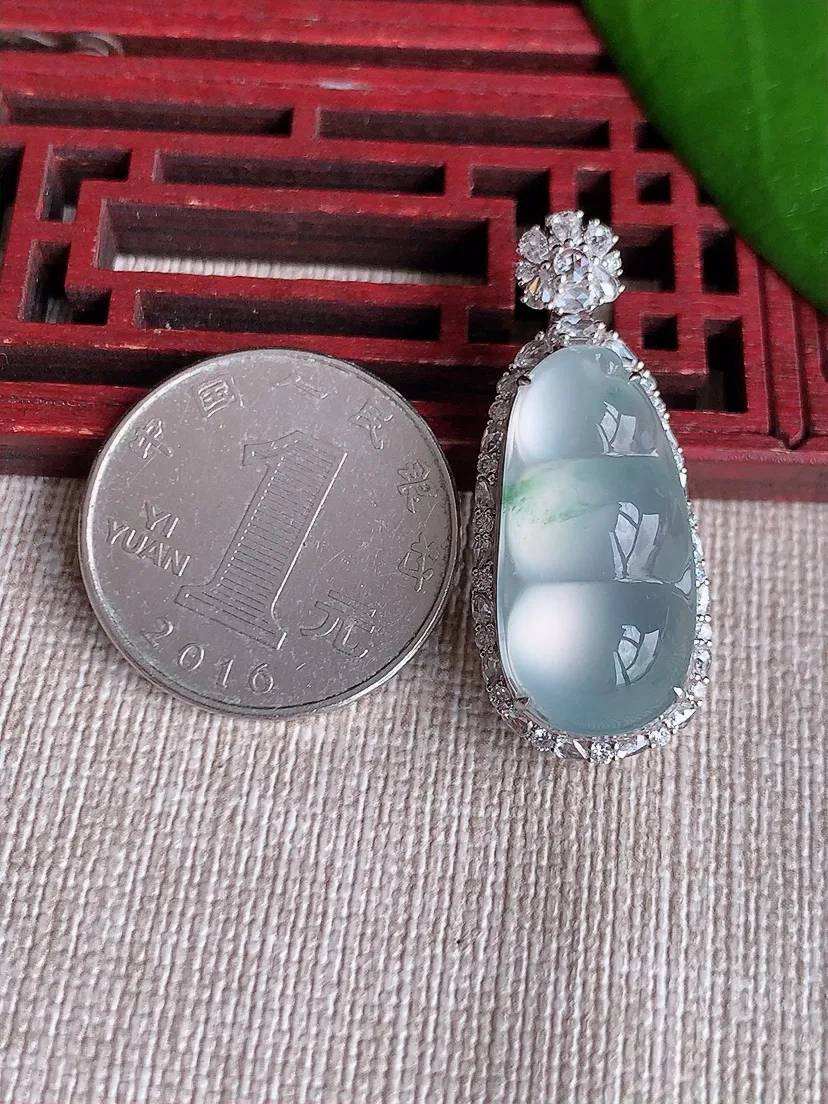 天然A货翡翠18K金伴飘花四季豆福豆平安豆吊坠尺寸35.4×15×13裸石24×12m量7.25g 0715