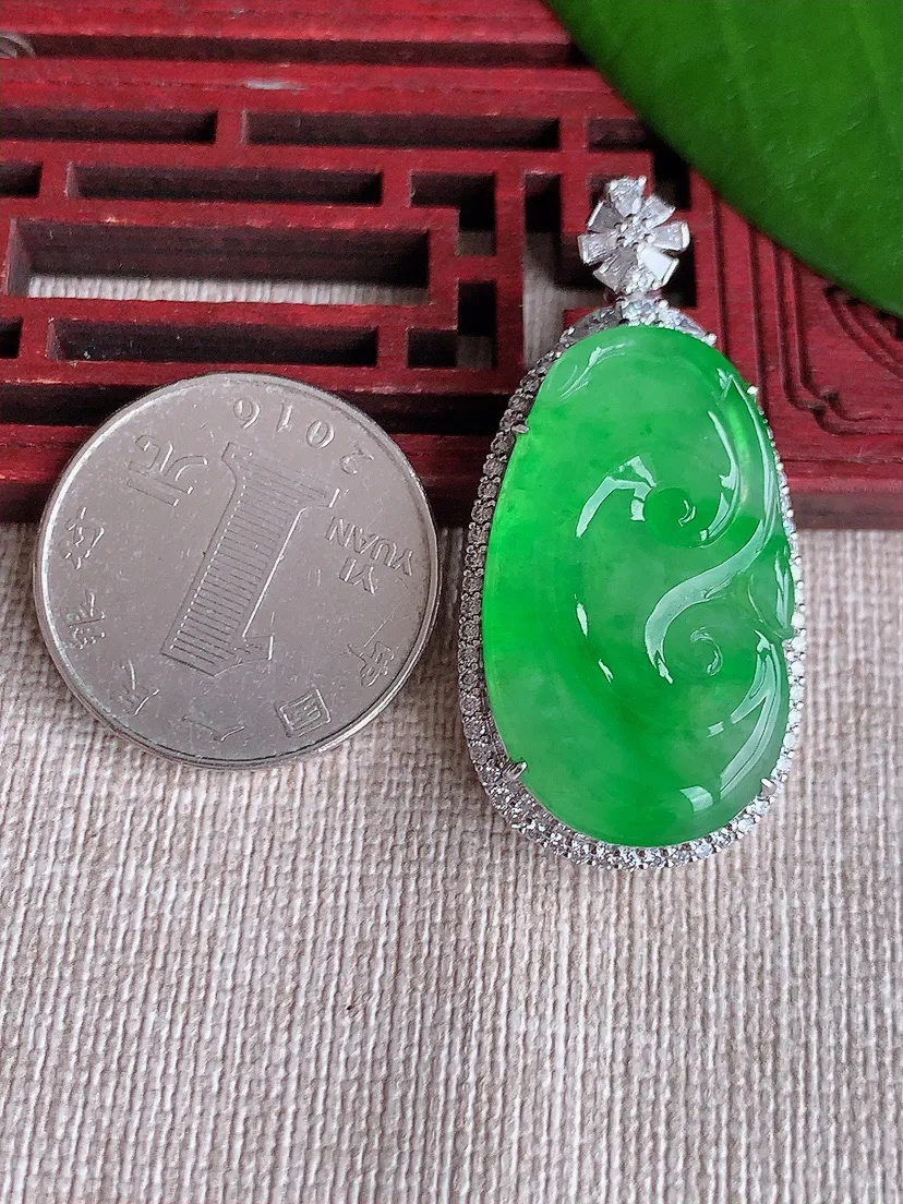 天然A货翡翠18K金伴阳绿如意吊坠尺寸41.6×20.6×10.2裸石30.6×17.8m量12.00g 0715