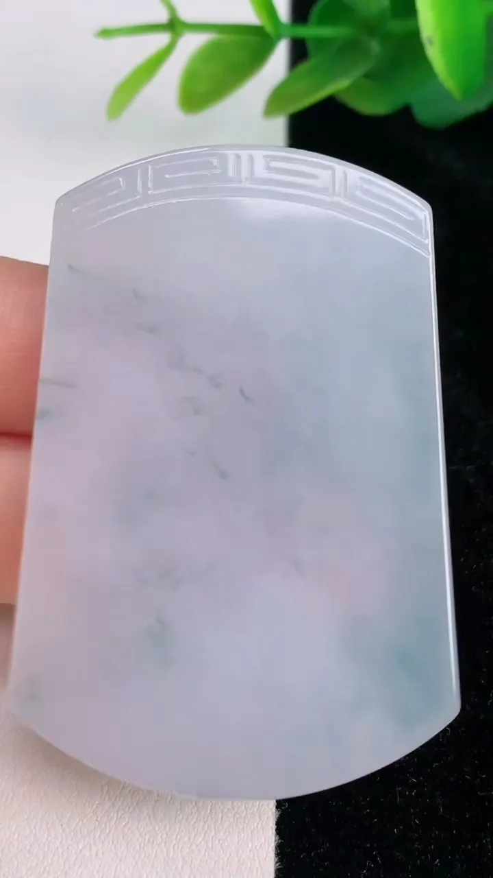 天然A货翡翠飘花仿古无事牌镶嵌件，尺寸54.2-36.3-5.8，重量:34.75g
7月17日