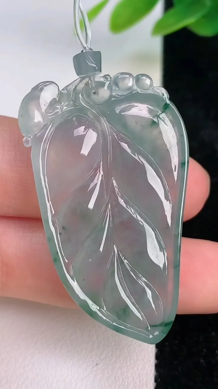 天然A货翡翠冰种飘花金枝玉叶 叶子吊坠，尺寸44.4-24-5.8，重量:11.95g
7月17日