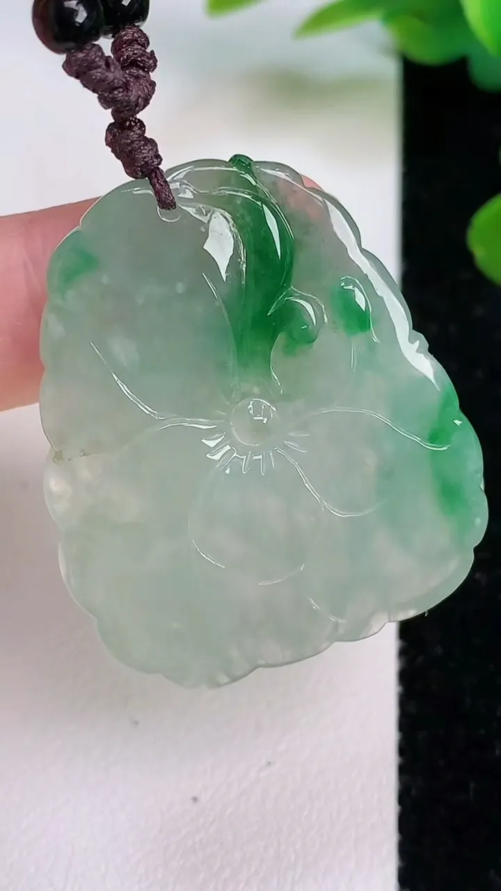 天然A货翡翠荷叶鱼吊坠，尺寸36.5-30.8-5.5，重:12.33g
7月17日