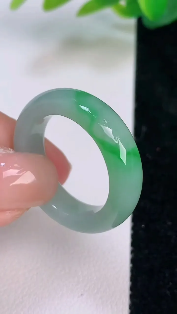 天然A货翡翠戒指指环，尺寸21-7-4.3，重量:7.32g2025年7月17日
工厂直销收藏佳品,