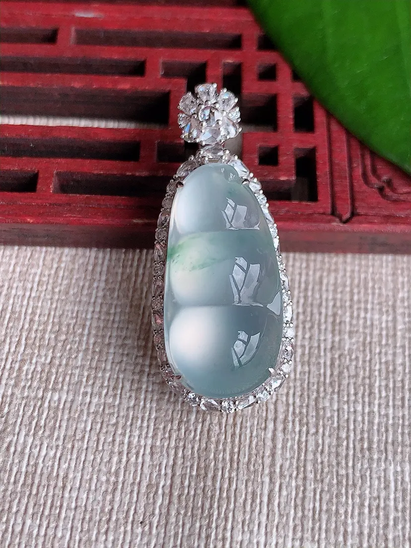 天然A货翡翠18K金伴飘花四季豆福豆平安豆吊坠尺寸35.4×15×13裸石24×12m量7.25g 0715