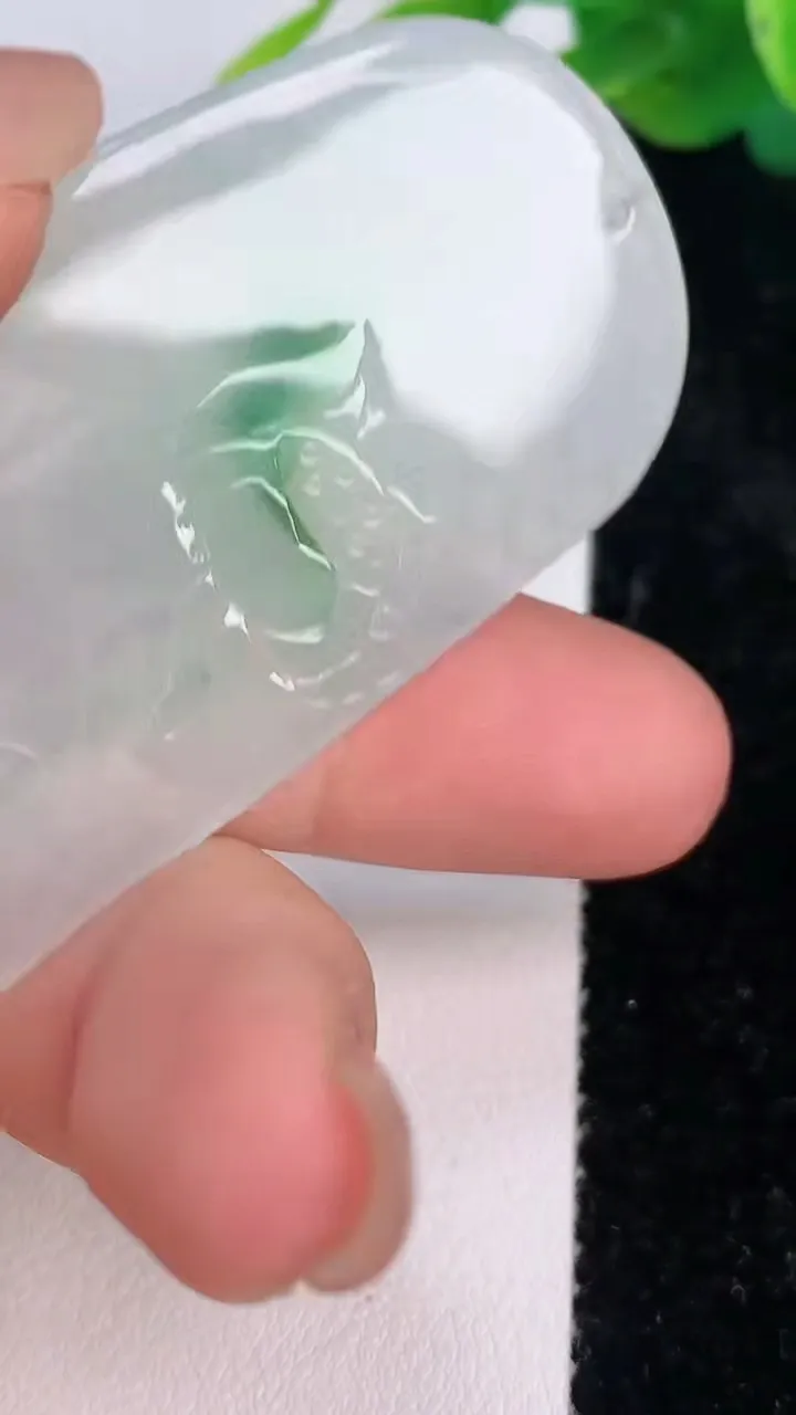 天然A货翡翠普贤菩萨吊坠，尺寸65.5-32.2-5，重量:23.90g
7月17日