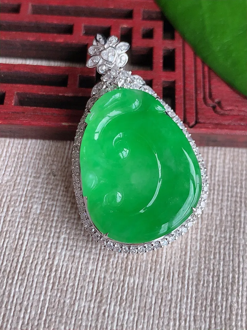 天然A货翡翠18K金伴阳绿如意吊坠尺寸39.5×23×9.4裸石36.4×20.2m量10.28g 0715