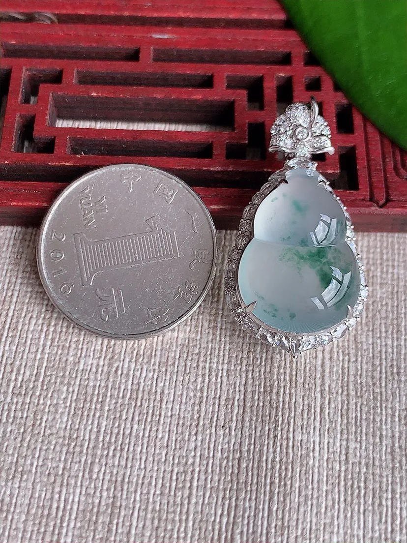天然A货翡翠18K金伴飘花葫芦吊坠 尺寸35.7×19×12.2裸石21×15.7m量7.69g 0715