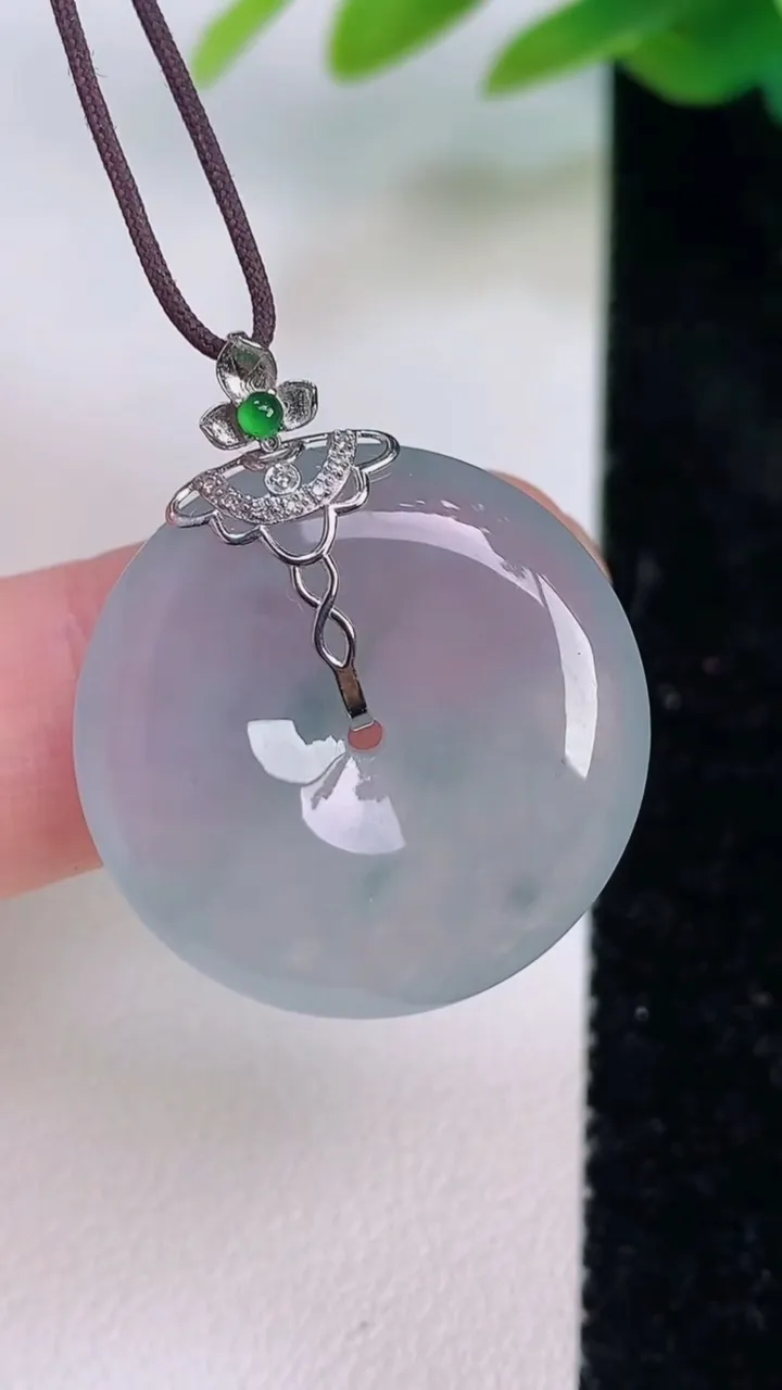 天然A货翡翠18k金飘花平安扣吊坠，尺寸23.3-5，重量:6.11g
7月17日