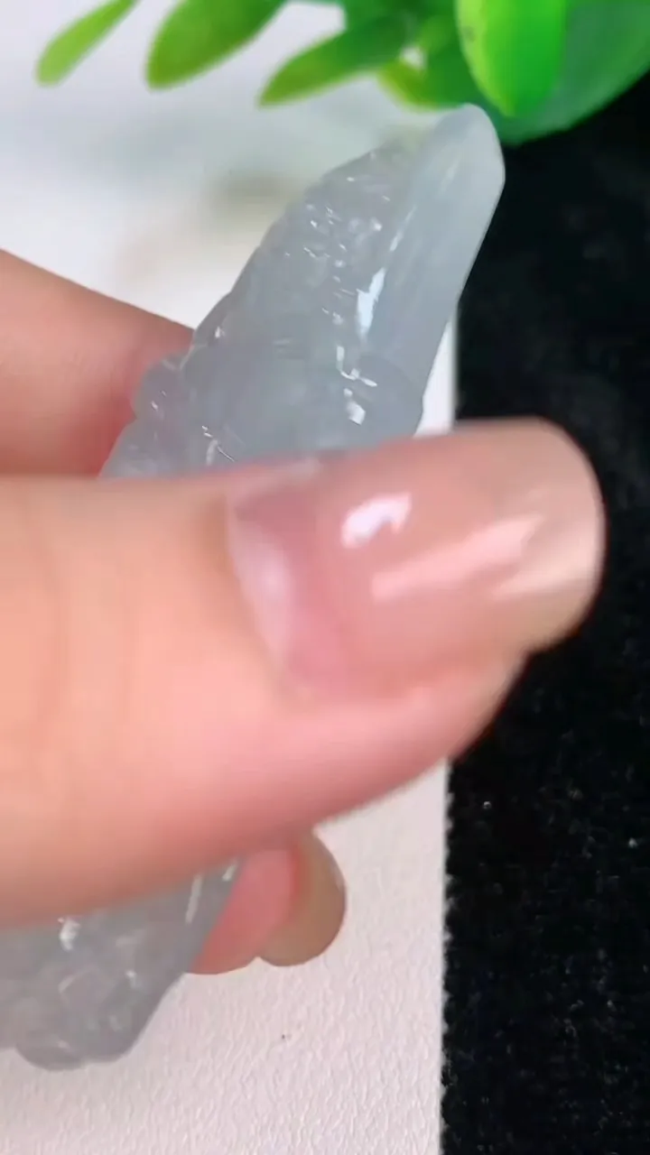 天然A货翡翠冰种御龙不动明王吊坠，尺寸67.2-27.2-7，重量:19.17g
7月17日