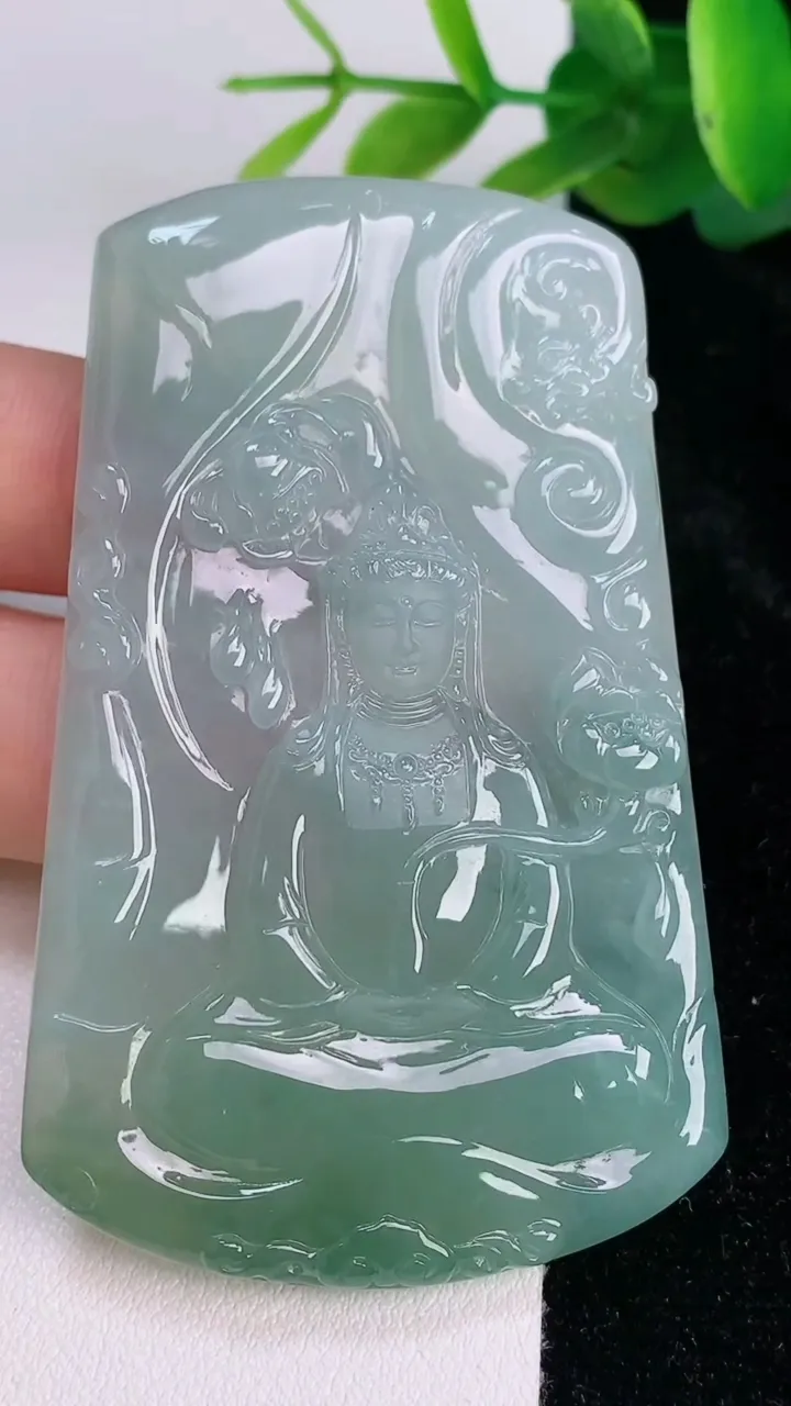 天然A货翡翠大势至观音菩萨吊坠，尺寸67.5-42.6-5，重量:34.08g
7月17日