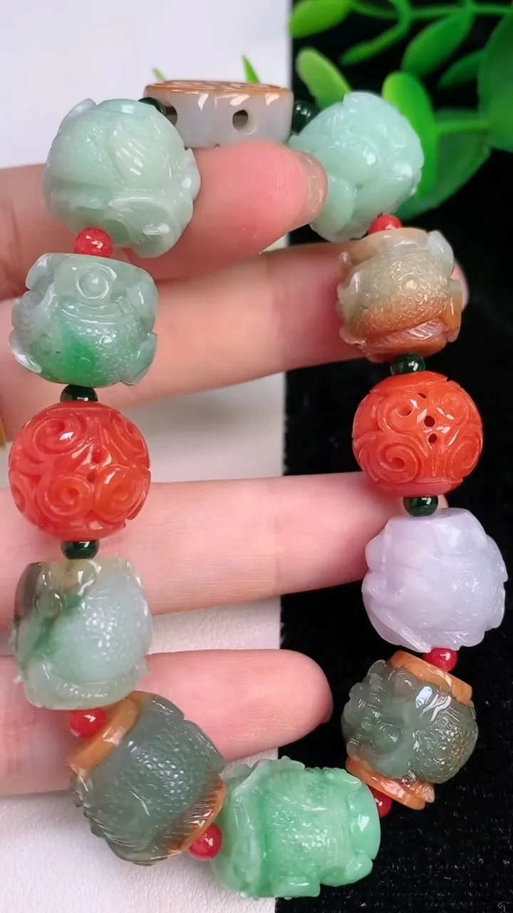 天然A货翡翠三彩雕花珠手串，尺寸13.5-12，重量:63.00g7月17日
工厂直销收藏佳品,种好水足，色泽均匀，有种有色，上手高大气！