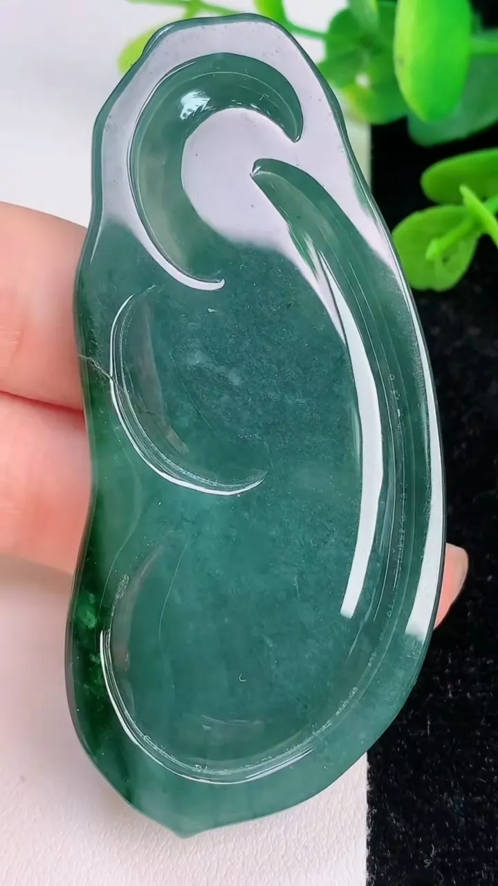 天然A货翡翠蓝水观音菩萨吊坠，尺寸73-35.2-6.4，重:31.36g
7月17日