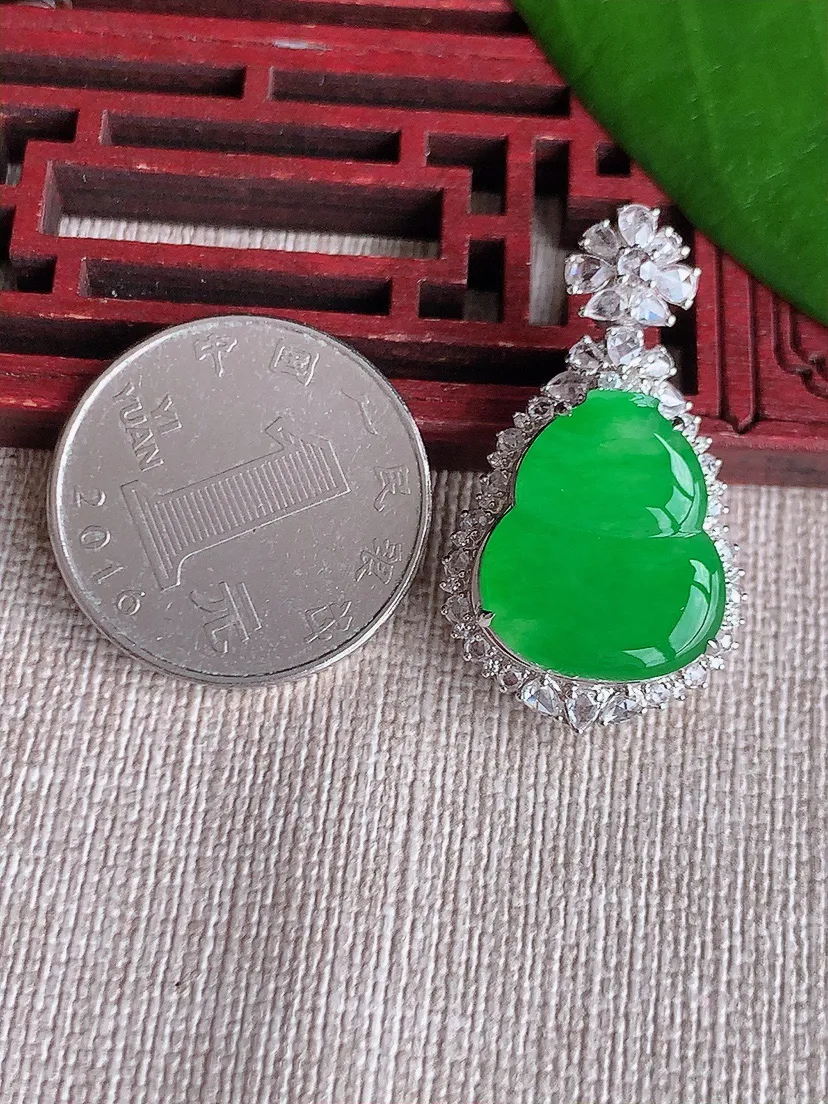 天然A货翡翠18K金伴阳绿葫芦吊坠尺寸34×19.5×10.5裸石17.7×15.2m量6.00g 0715