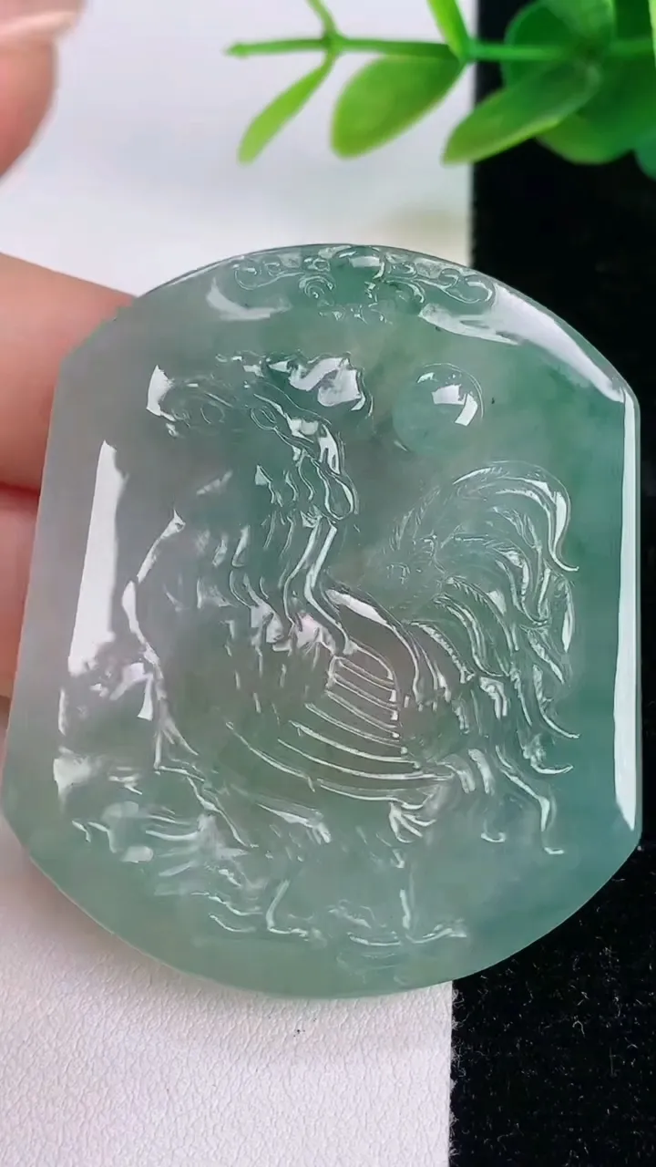 天然A货翡翠生肖鸡吊坠，尺寸51-43-4.7，重量:25.14g
7月17日