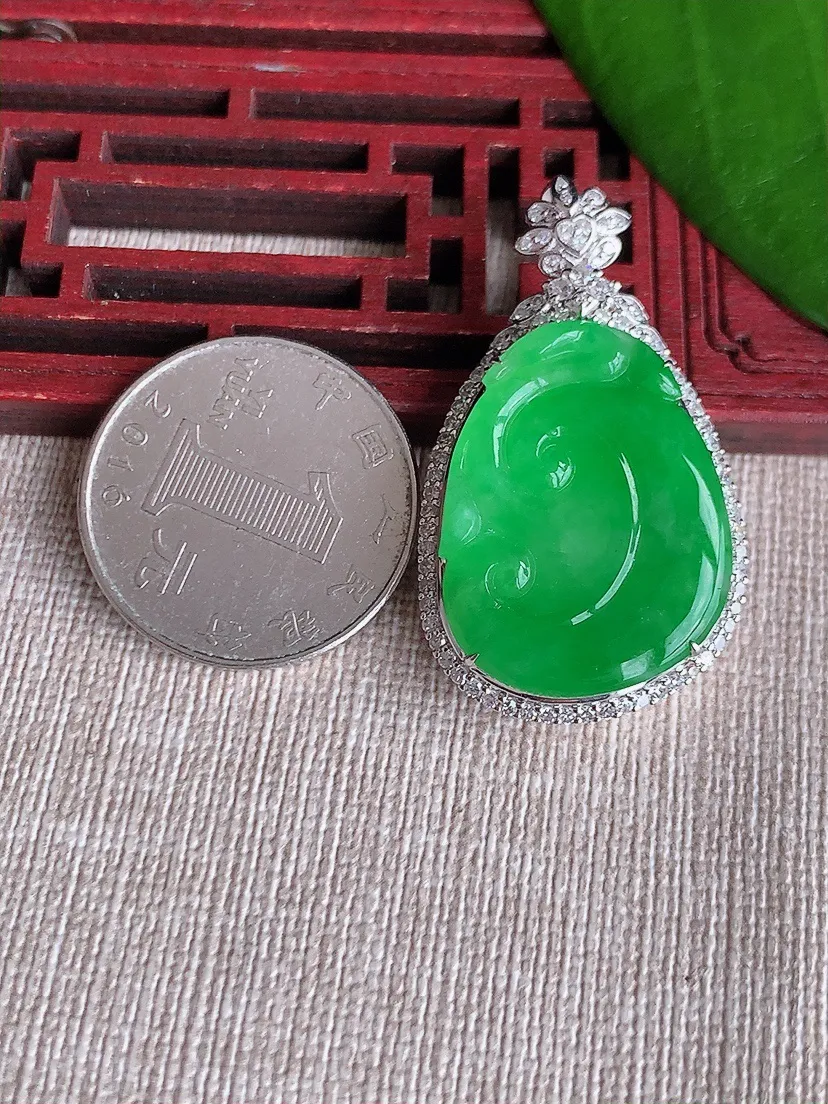 天然A货翡翠18K金伴阳绿如意吊坠尺寸39.5×23×9.4裸石36.4×20.2m量10.28g 0715