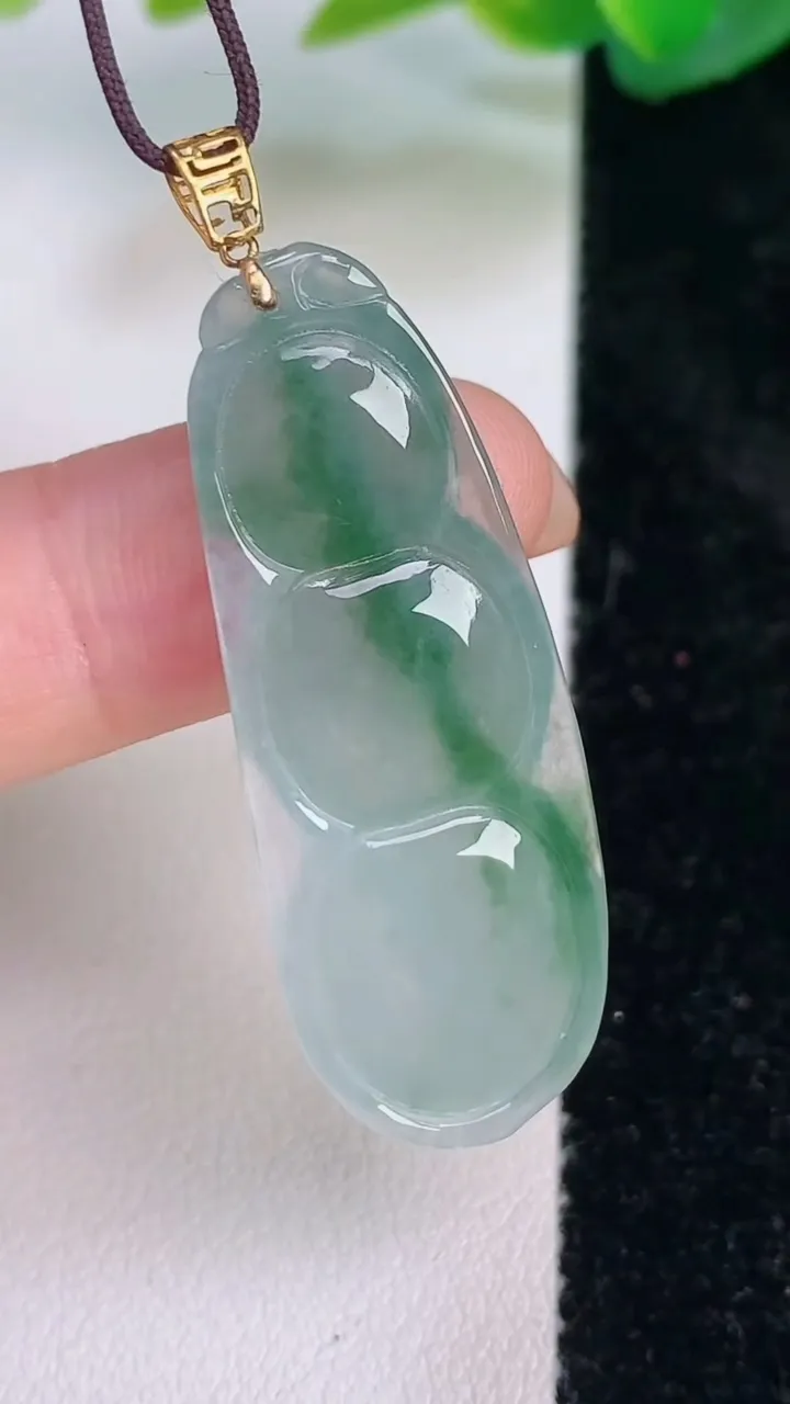 天然A货翡翠18k金飘花福豆吊坠，尺寸37.8-14.5-6，重量:5.84g
7月17日