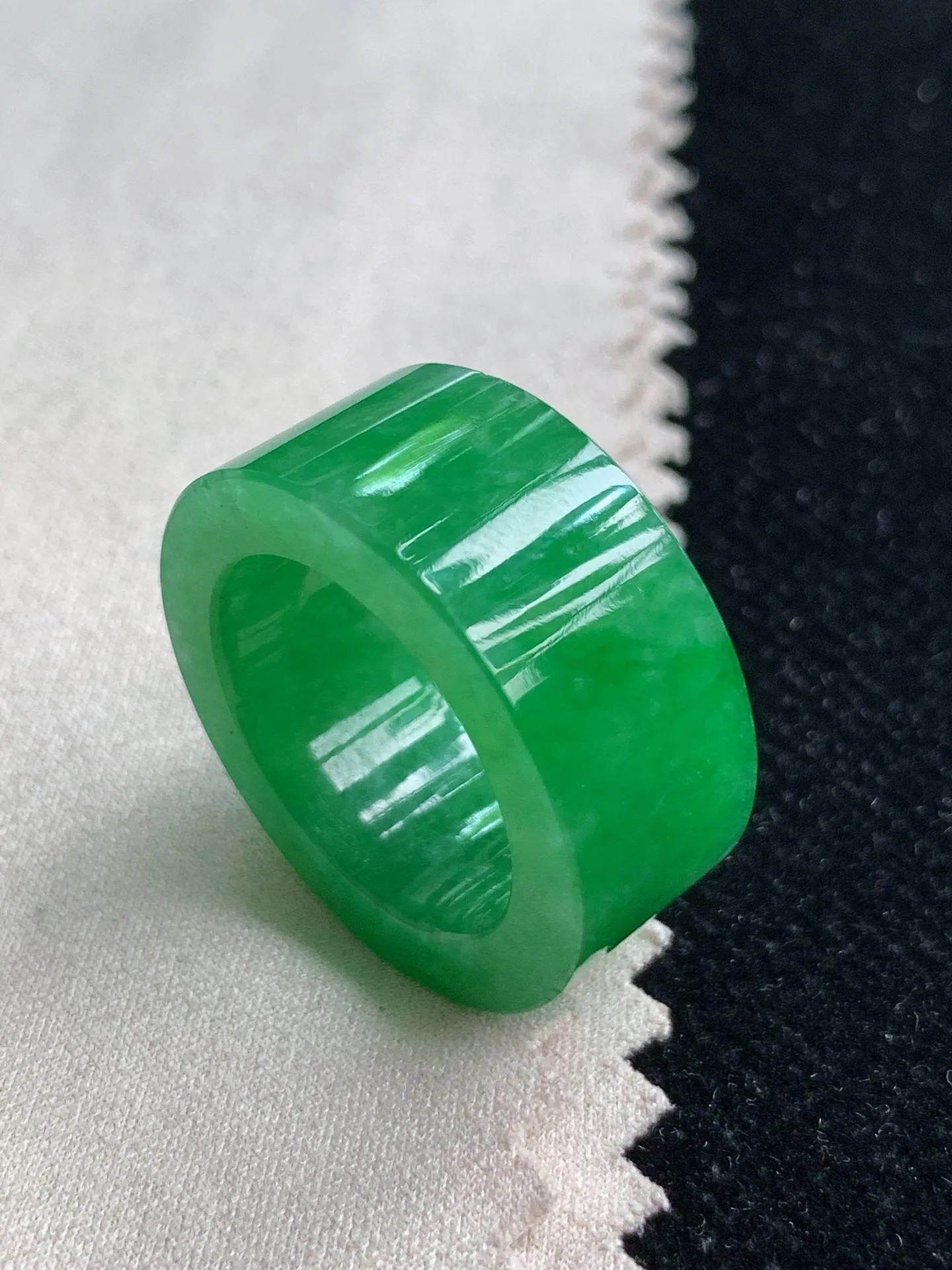 天然A货翡翠阳绿素面扳指尺寸19.4×11×4.3m量11.70g 0715