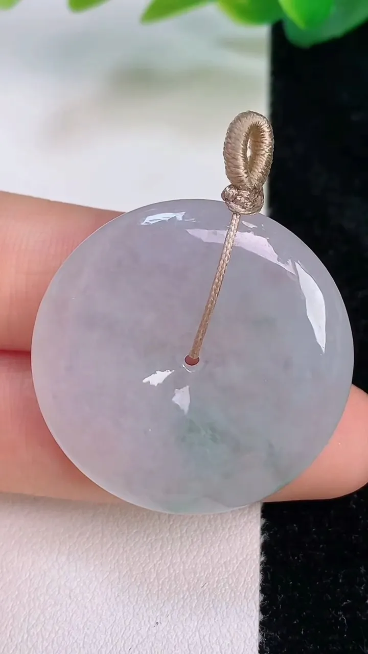天然A货翡翠平安扣吊坠，尺寸31.3-5.7，重量:11.60g
7月17日