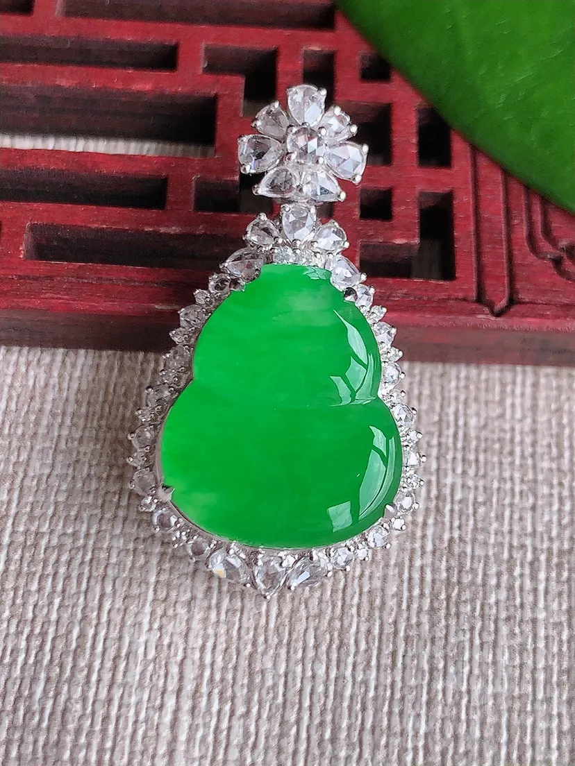 天然A货翡翠18K金伴阳绿葫芦吊坠尺寸34×19.5×10.5裸石17.7×15.2m量6.00g 