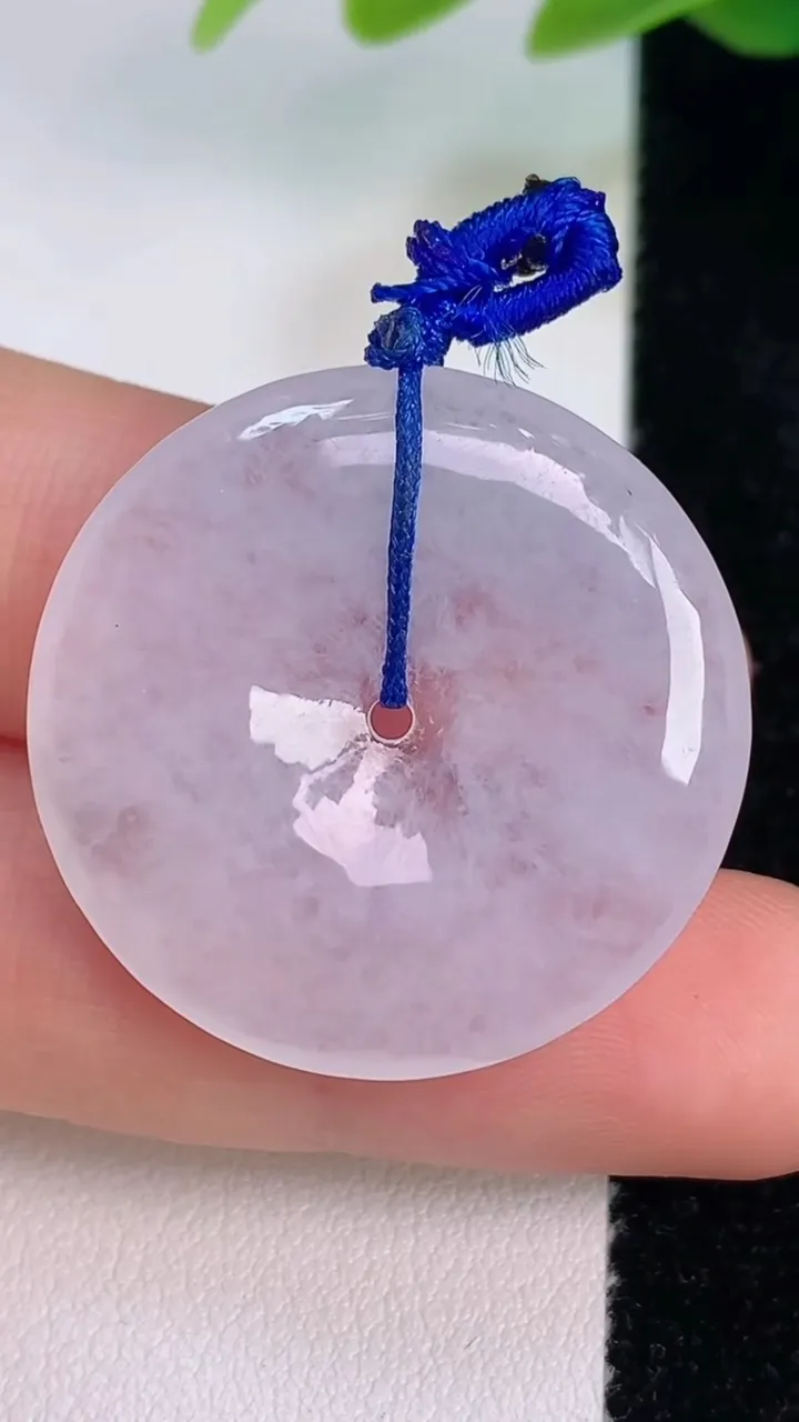 天然A货翡翠平安扣吊坠，尺寸28.7-4.8，重量:8.31g
7月17日