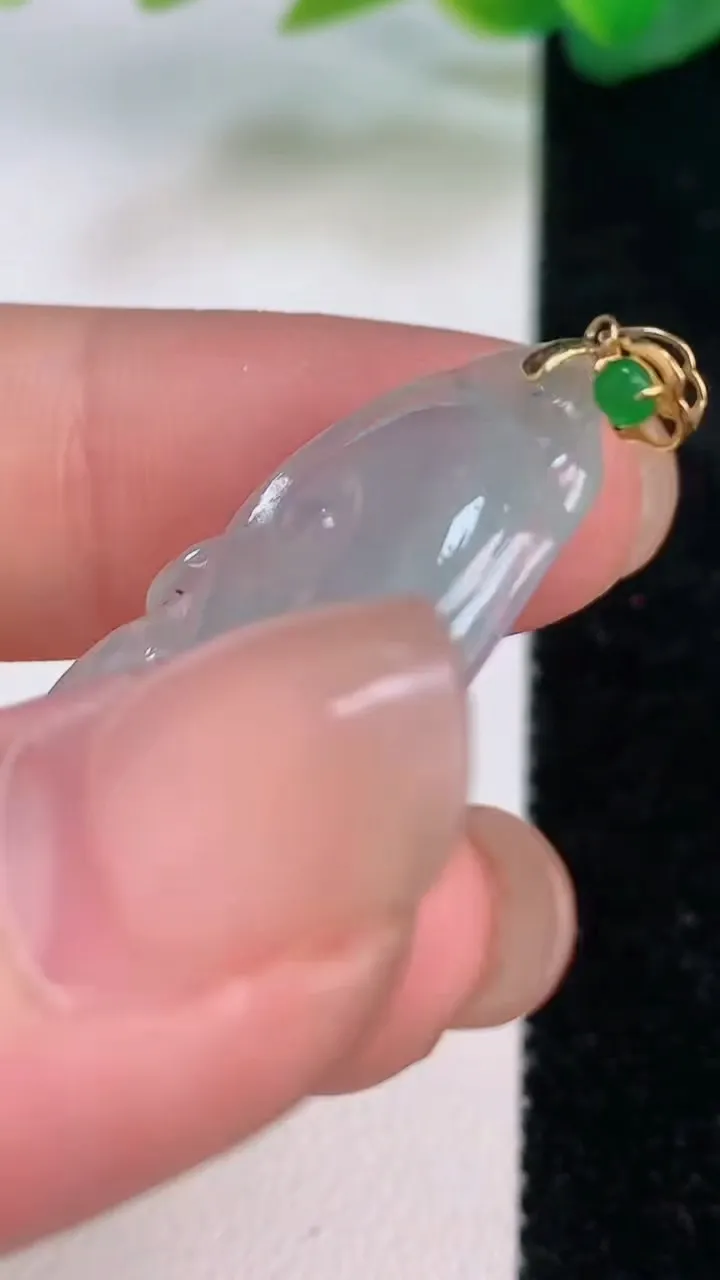 天然A货翡翠如意吊坠，尺寸30.5-17.3-3.8，重量:4.21g
7月17日