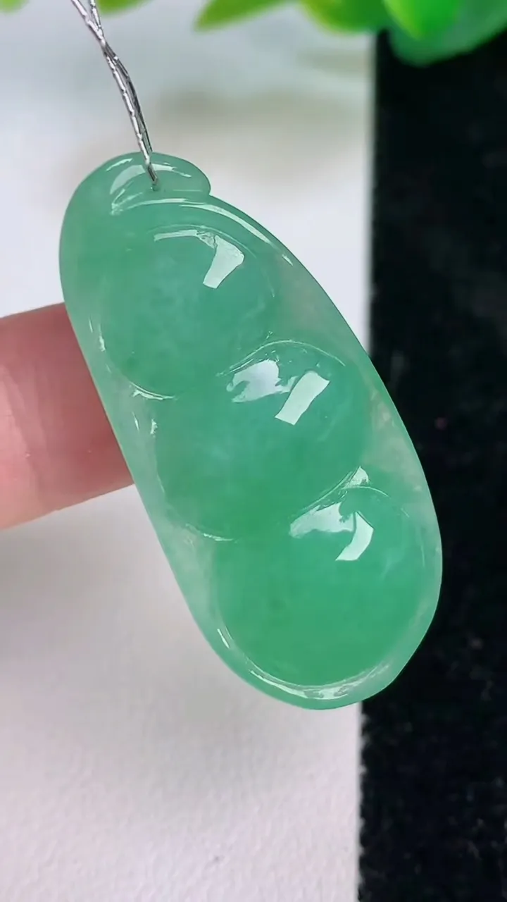 天然A货翡翠福豆吊坠，尺寸38-17.3-9.8，重量:9.64g
7月17日