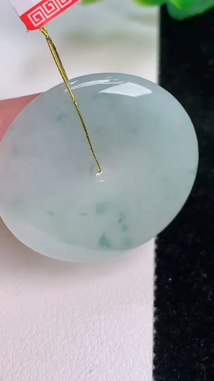 天然A货翡翠飘花平安扣吊坠，尺寸34-4.8，重量:12.70g
7月17日