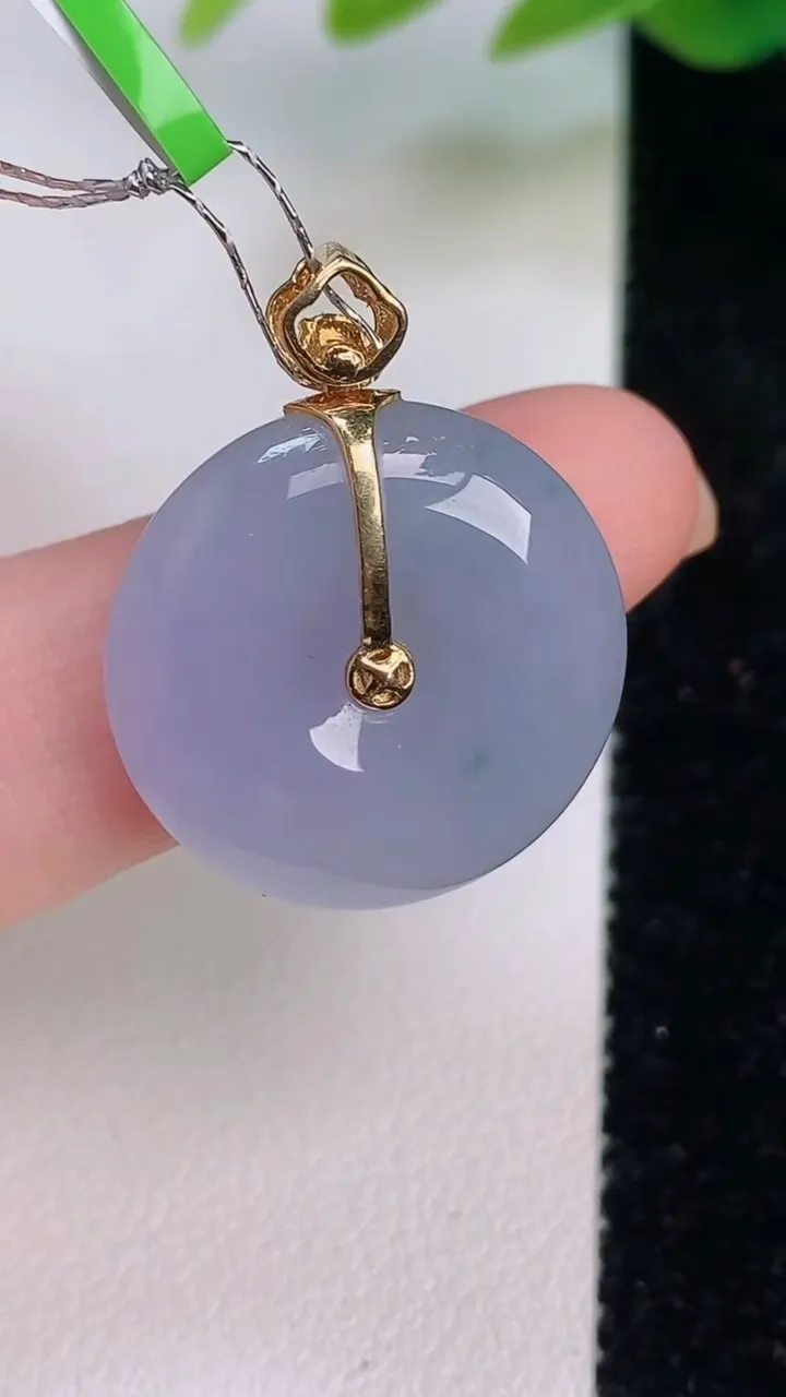 天然A货翡翠18k金紫罗兰平安扣吊坠，尺寸20.6-5.8，重量:5.85g
7月17日