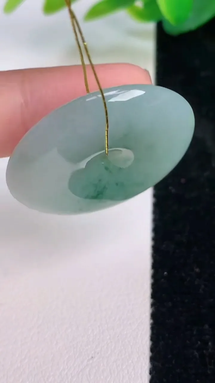 天然A货翡翠飘花平安扣吊坠，尺寸32-5.8，重量:12.89g
7月17日