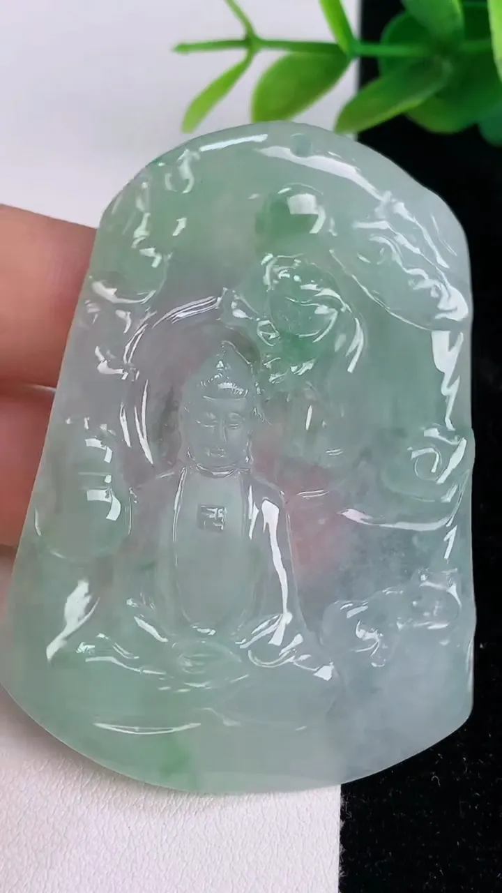 天然A货翡翠大日如来吊坠，尺寸61-43.8-4.5，重量:27.88g
7月17日