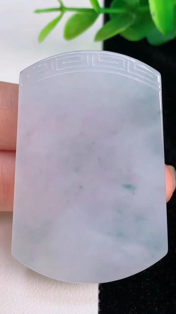 天然A货翡翠飘花仿古无事牌镶嵌件，尺寸54.2-36.3-5.8，重量:34.75g
7月17日