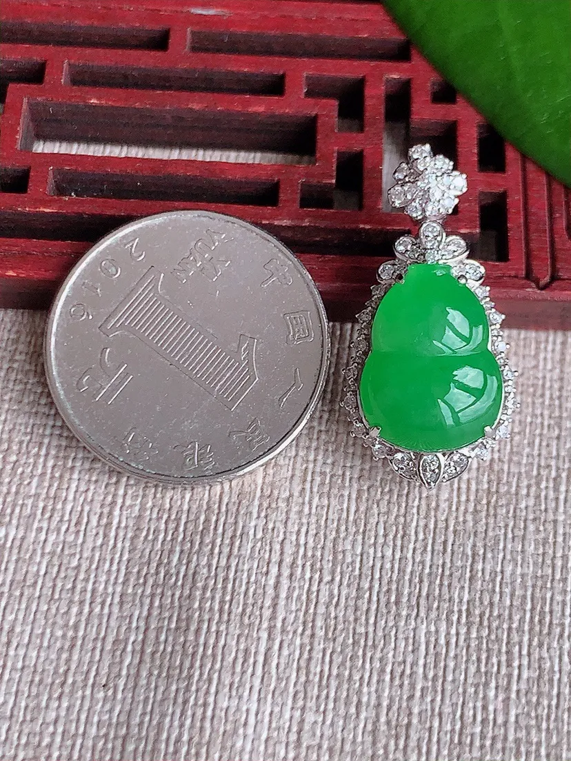 天然A货翡翠18K金伴阳绿葫芦吊坠尺寸29.5×15×11.6裸石15.3×11.6m量5.94g 0715