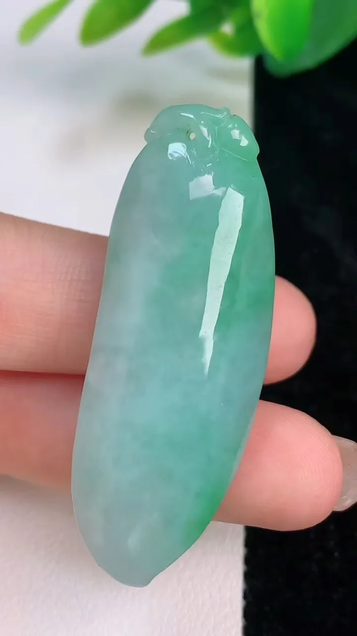天然A货翡翠福瓜吊坠，尺寸48-18-11.6，重量:17.21g
7月17日