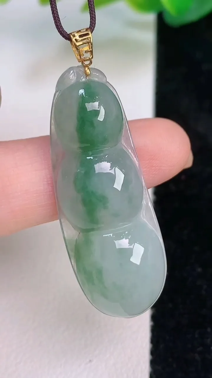 天然A货翡翠18k金飘花福豆吊坠，尺寸37.8-14.5-6，重量:5.84g
7月17日