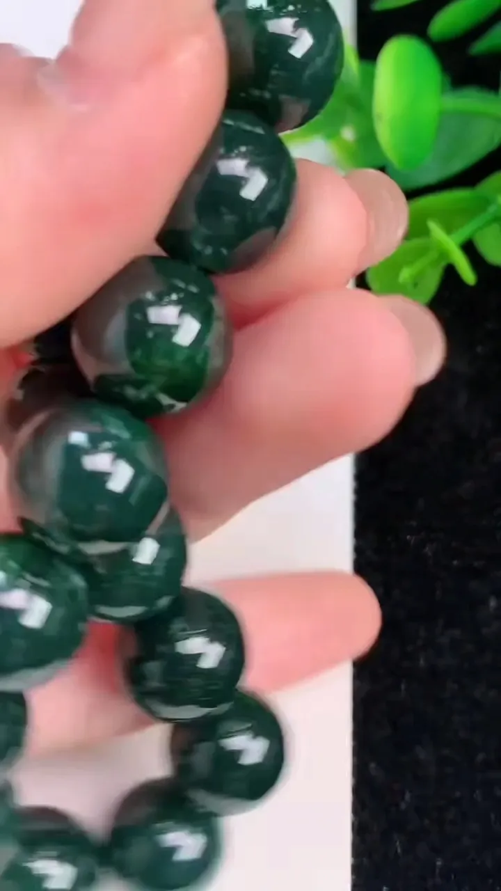 天然A货翡翠圆珠手串，尺寸12.3，重:56.66g7月17日
工厂直销收藏佳品,种好水足，色泽均匀，有种有色，上手高大气！
