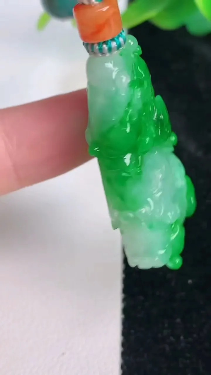 天然A货翡翠白菜吊坠，尺寸37-19.3-11.6，重量:18.12g
7月17日