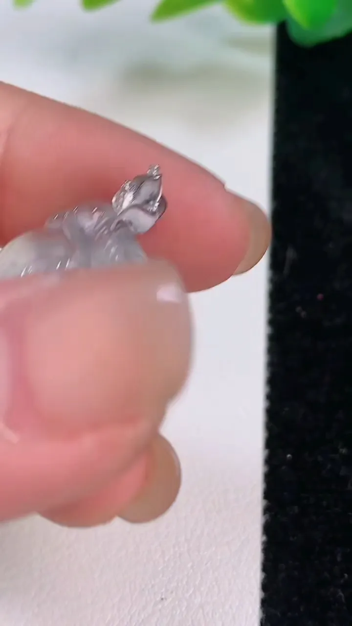 天然A货翡翠种飘花如意头吊坠，尺寸17.6-20.3-5.8，重量:3.51g
7月17日