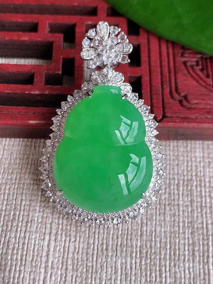 天然A货翡翠18K金伴阳绿葫芦吊坠尺寸36×22×12.3裸石21.2×16.6m量8.39g 07
