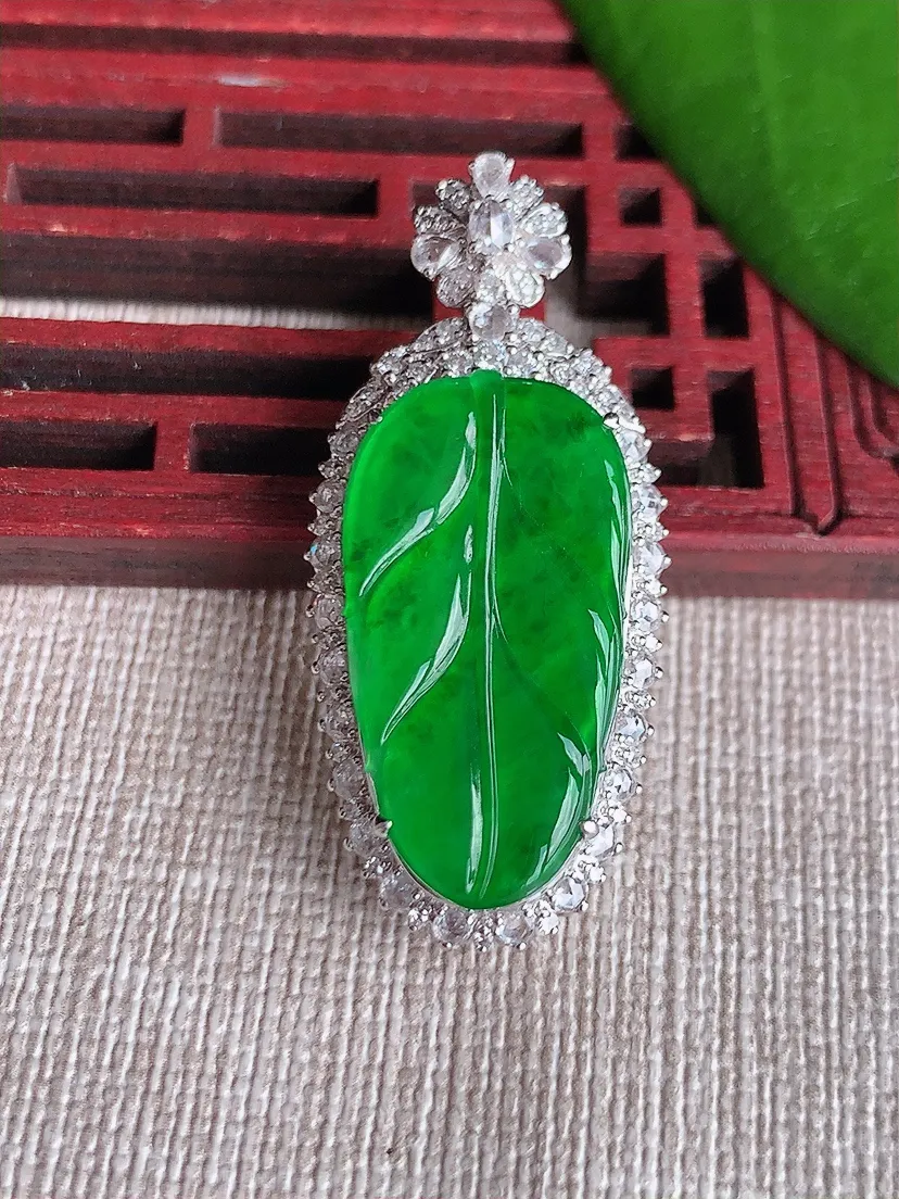 天然A货翡翠18K金伴阳绿叶子金枝玉叶吊坠尺寸40×17.8×9.4裸石25.5×13.5m量7.1